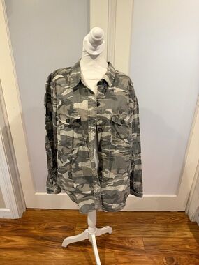 Forever 21 Womens Green and Gray Camo Button-Down Shirt